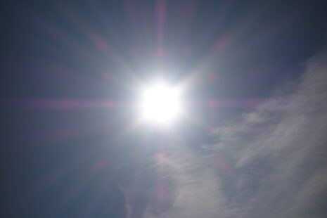 Strahlende Sonne an leicht bewölktem Himmel