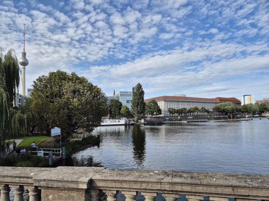 Spreekanal-Spaziergang: Inselbrücke auf die Fischerinsel