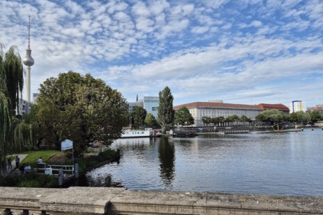 Spreekanal-Spaziergang: Inselbrücke auf die Fischerinsel