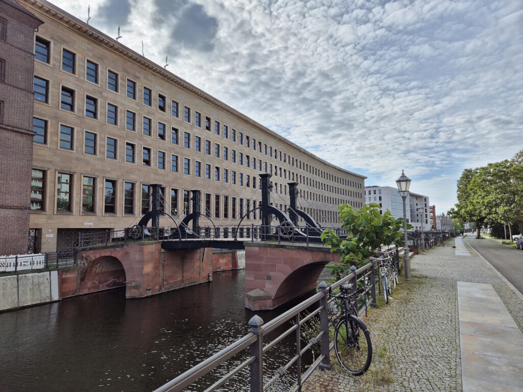 Spreekanal-Spaziergang: Jungfernbrücke an der Friedrichsgracht