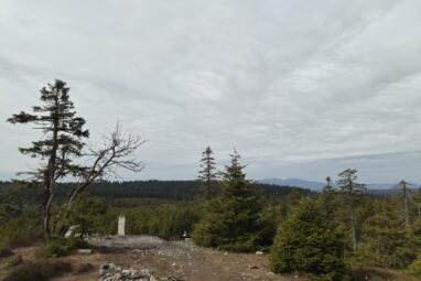 Sudeten-Durchquerung Teil 1: Blick zurück vom Wetzsteinkamm zum Altvater