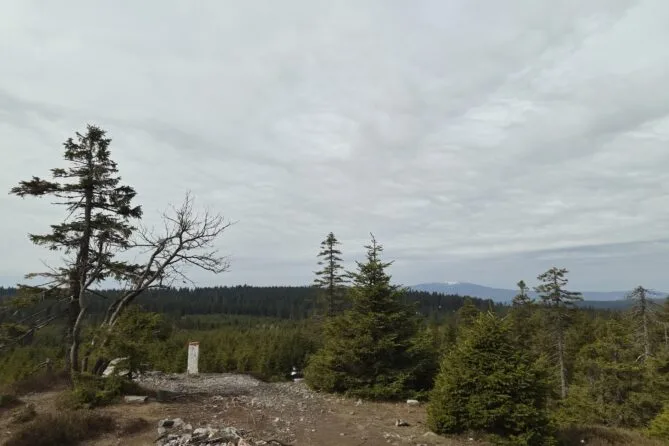 Sudeten-Durchquerung Teil 1: Blick zurück vom Wetzsteinkamm zum Altvater