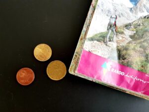 Ist Wandern teuer? Cent-Münzen und Wanderkarte