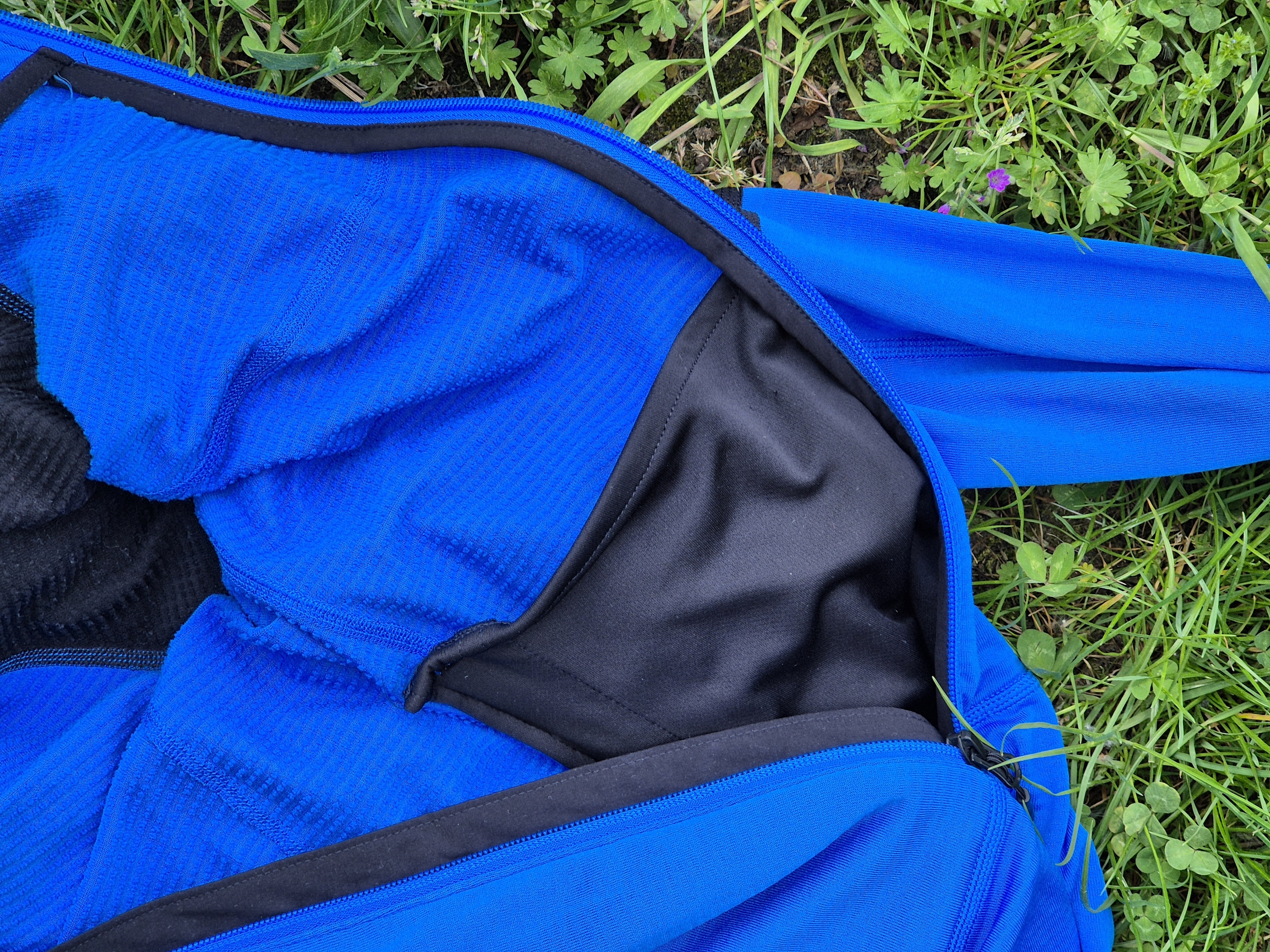 Die The North Face Bolt Power Grid Jacket hat zwei robuste Innentaschen