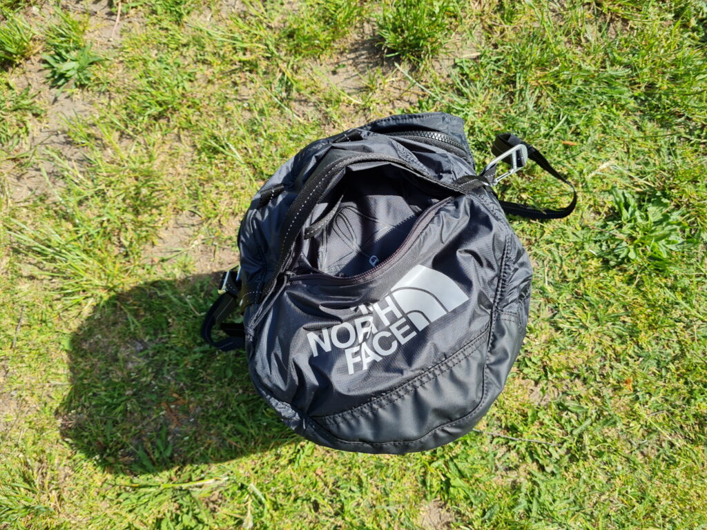 Der The North Face Flyweight Duffel lässt sich in die Vordertasche falten