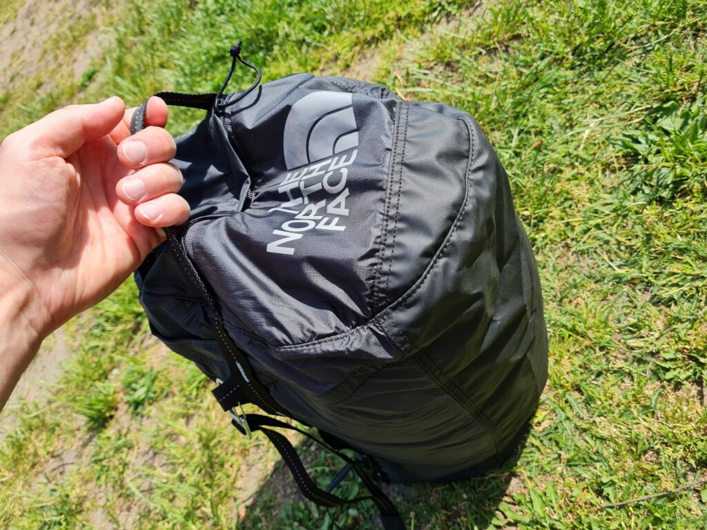 Seitlicher Tragegriff und verstärkter Boden des The North Face Flyweight Duffel