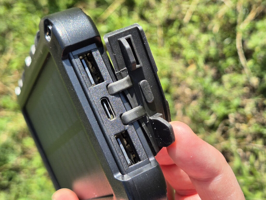 Schutzkappe für die Anschlüsse der Toennesen Solar Powerbank 26800 mAH