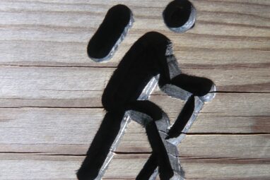 Wandersmann auf einem Holzschild