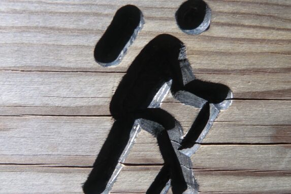 Wandersmann auf einem Holzschild