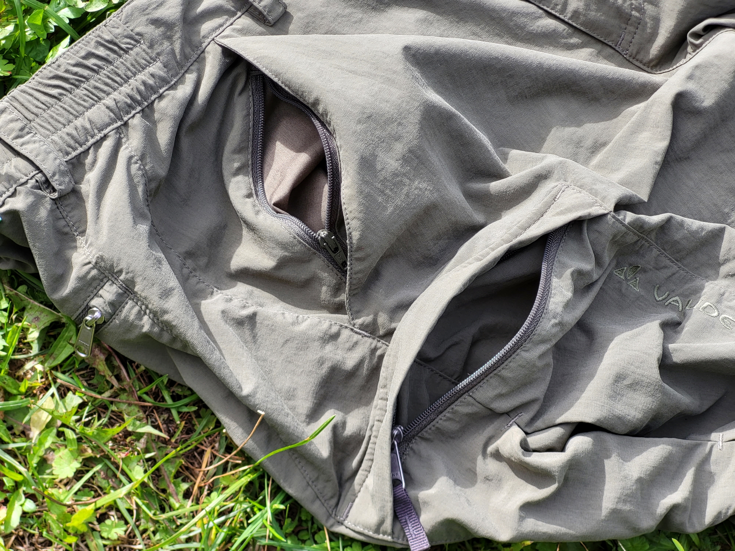 Seitentasche der Vaude Farley V Hose mit Geheimfach und Oberschenkeltasche mit Reißverschluss