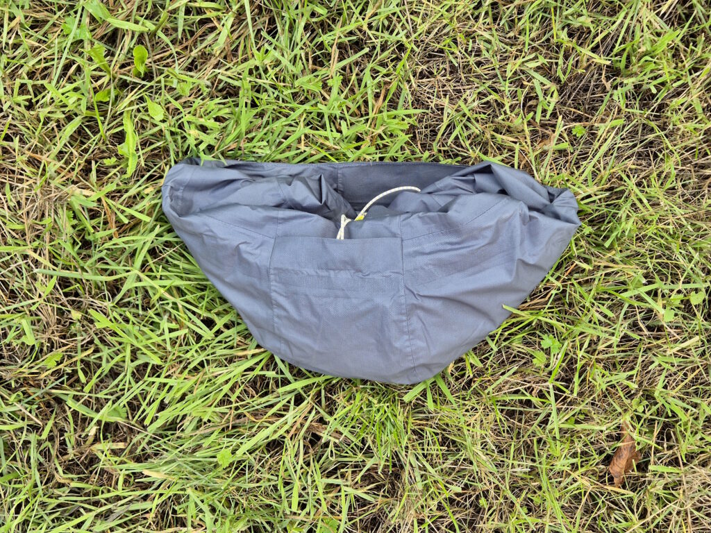 Die Vaude Scopi Leichtgewichts-Regenjacke lässt sich in der Kapuze verstauen