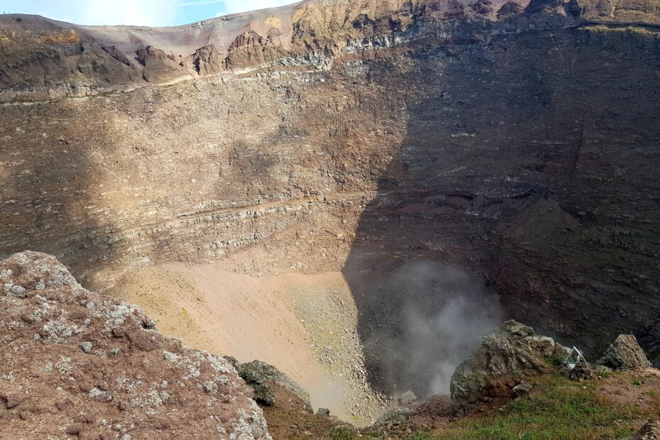 Blick in den dampfenden Krater des Vesuv