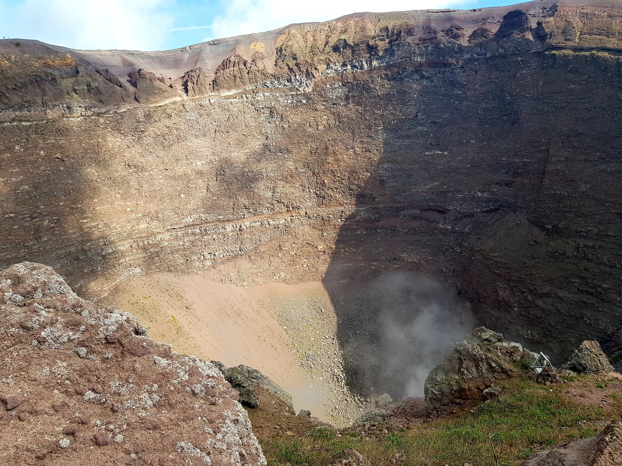 Blick in den dampfenden Krater des Vesuv