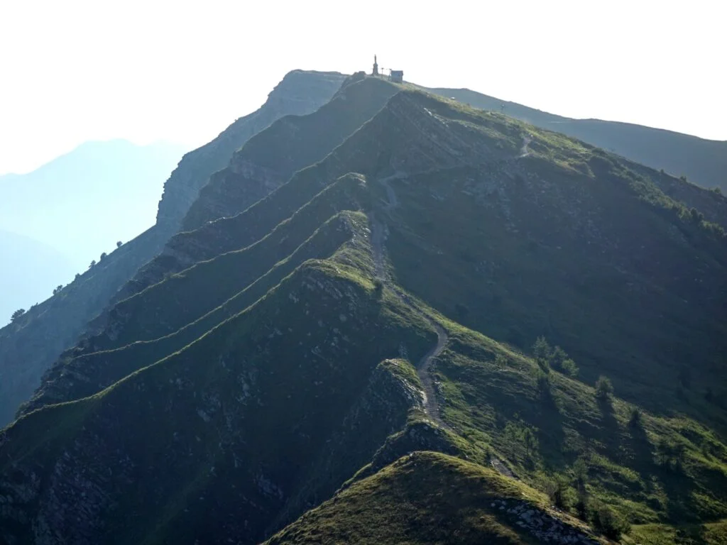 Beispiel für eine Wasserscheide: Grenzkamm Italien-Frankreich in den Seealpen