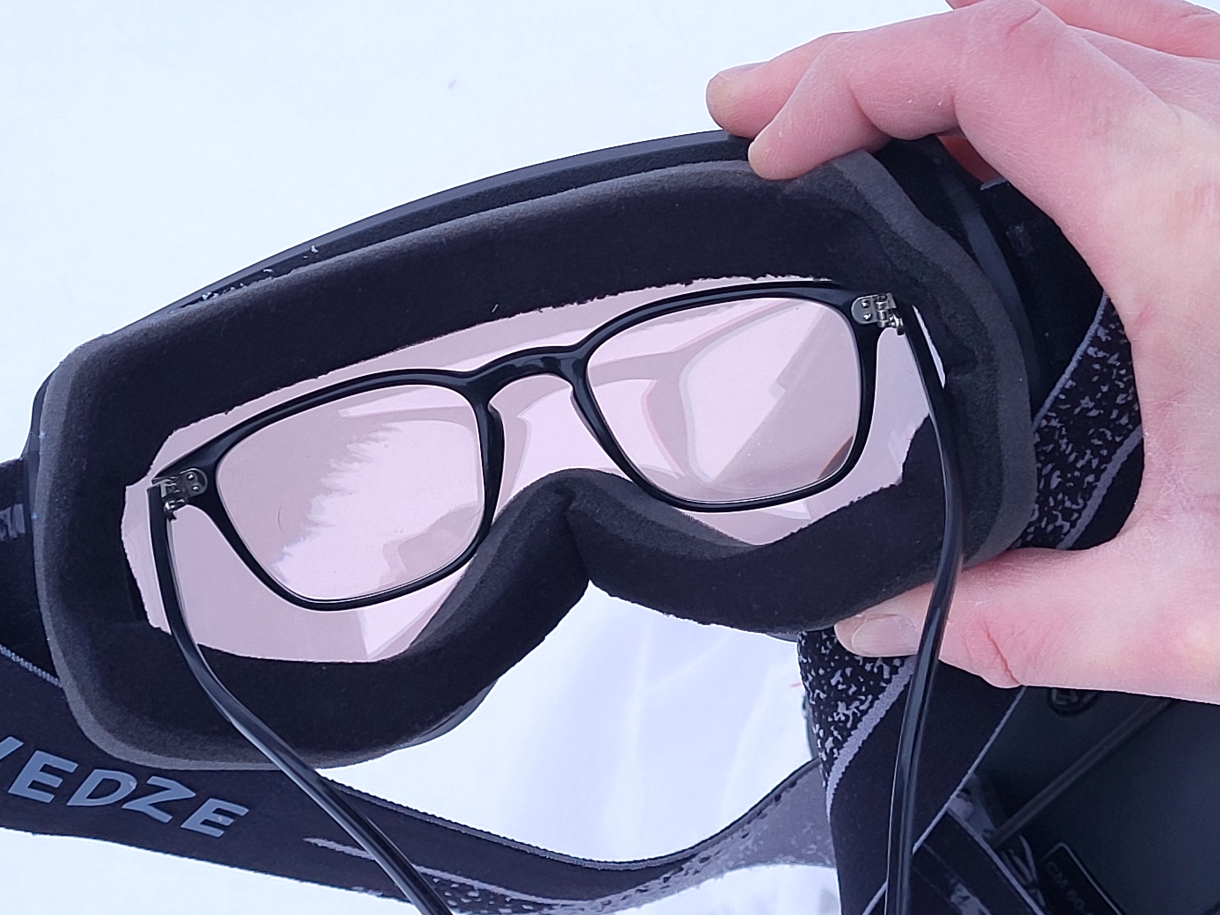 Eine Korrekturbrille hat gut unter der Wedze G 500 Allwetter Skibrille Platz