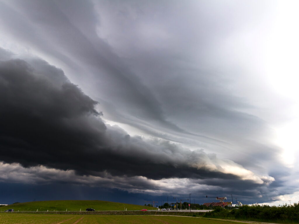 Eine Wolkenwand ist ein typisches Anzeichen für eine Wetterfront