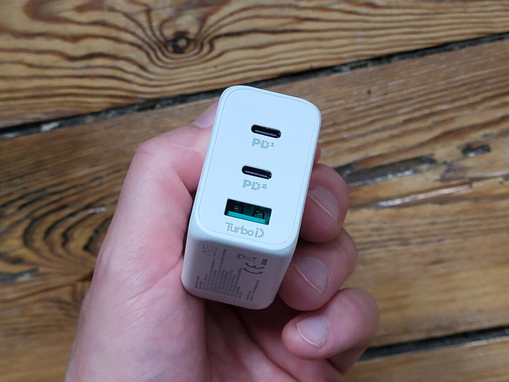 Das Wicked Chili 65W USB-C GaN Ladegerät hat zwei USB-C-Anschlüsse und einen USB-A-Anschluss