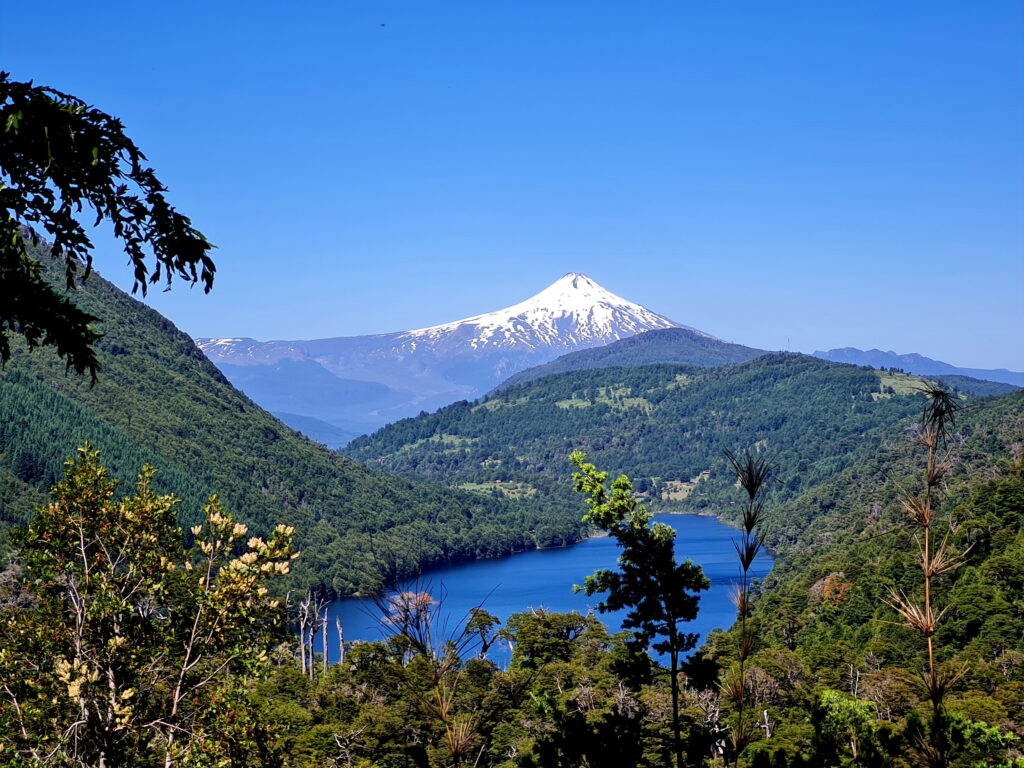 Eine Winterflucht wie hier in den Nationalpark Huerquehue in Chile lässt sich prima mit Bergwandern verbinden