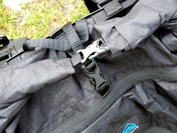 Wickelverschluss des Zpacks Arc Zip 57L Backpack mit Kompressionsriemen