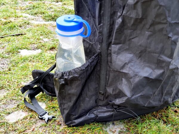 In die Seitentaschen des Zpacks Arc Zip 57L Backpack passen problemlos auch große Trinkflaschen
