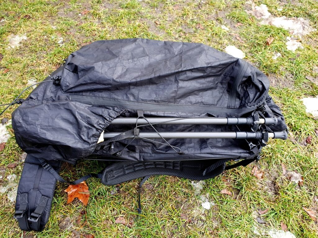 Trekkingstöcke lassen sich beim Zpacks Arc Zip 57L Backpack nur an der Seite außen befestigen
