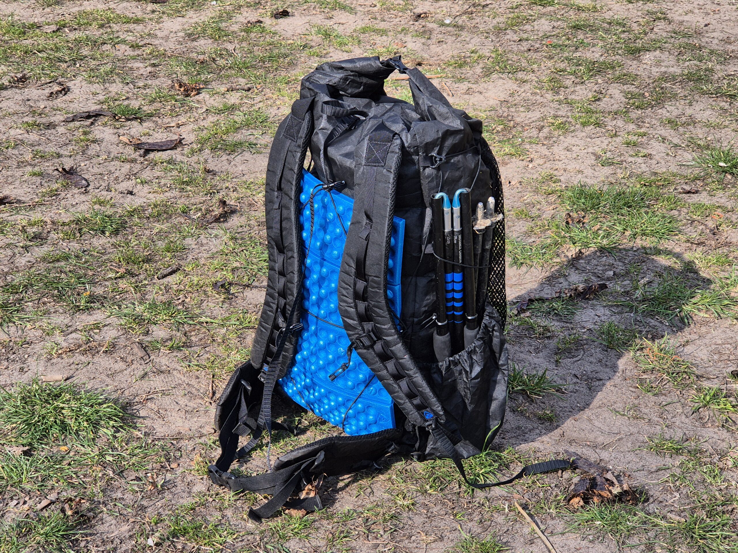 Die Rückseite des Zpacks Nero Ultra wird durch ein Sitzkissen stabilisiert, die Trekkingstöcke passen in die Seitentasche