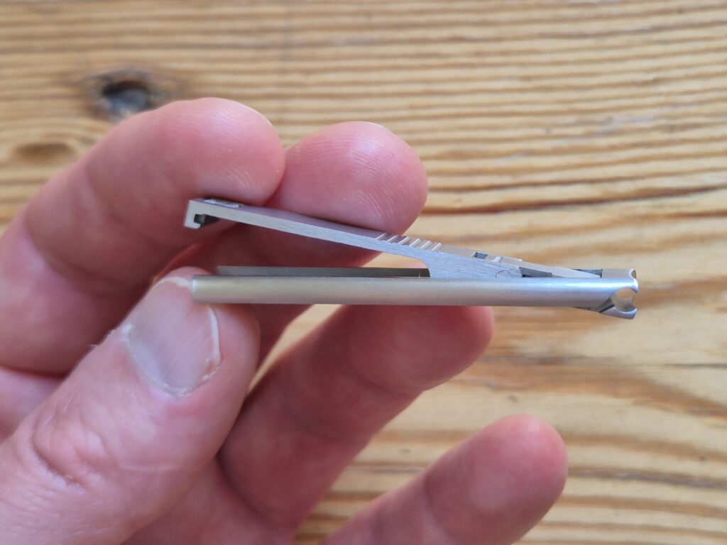Der Zwilling Nagelknipser kompakt hat einen festen Schließmechanismus